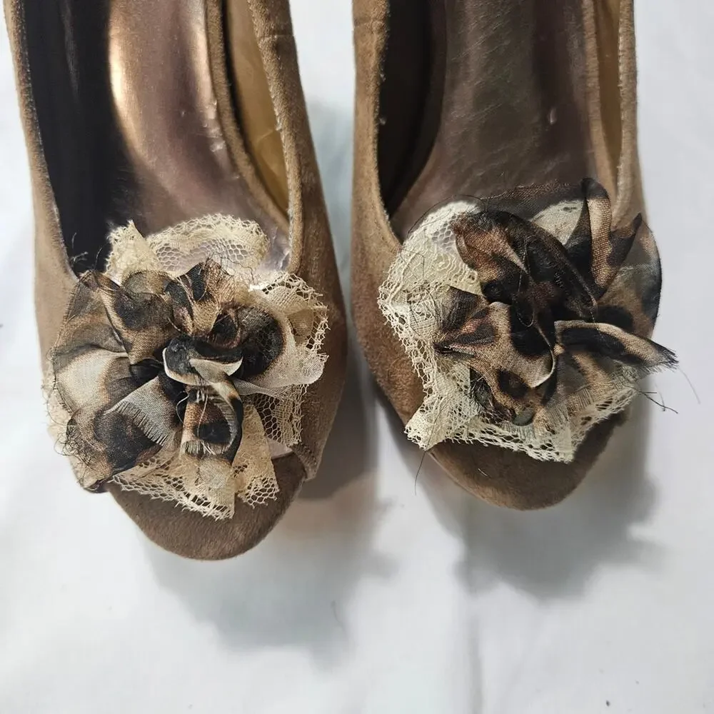 Heart in D Taupe Peep Toe Platform Stiletto Heels Floral Detail sz 6 1/2